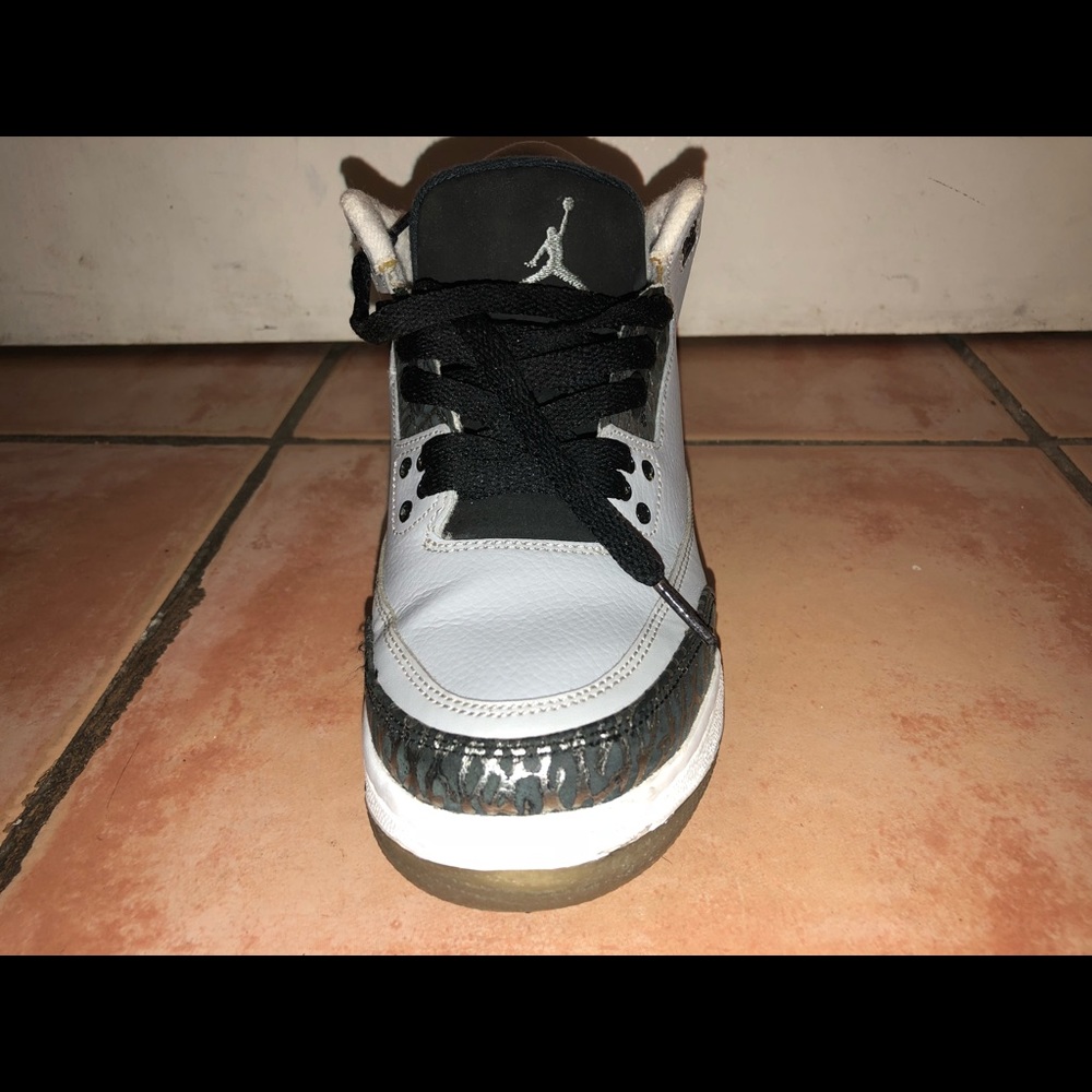 Air Jordan 3s (RETROS) size 6.5 boys grade school